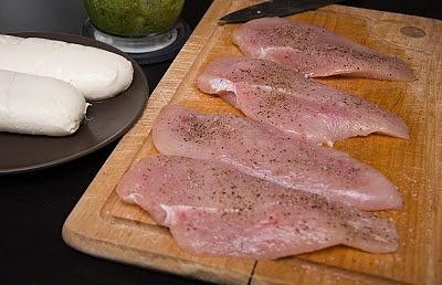 Kurczak pod pierzynką z pesto i mozzarellą