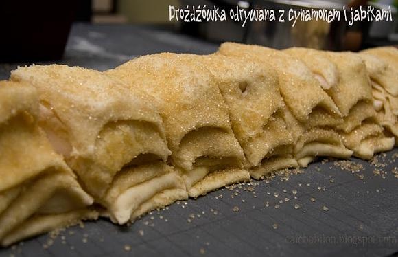 Drożdżówka z jabłkami odrywana