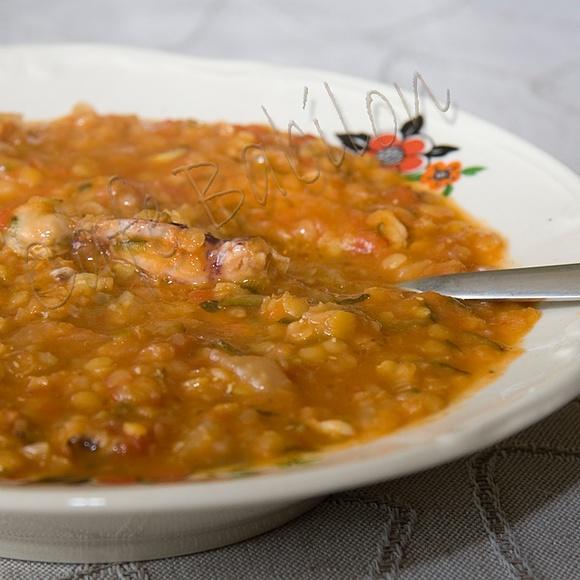 Zupa śródziemnomorska z owocami morza i warzywami