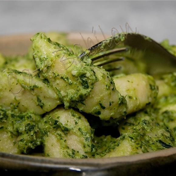 Gryczane kopytka z zielonym pesto