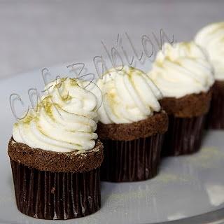 Muffinki czekoladowe z bitą śmietaną i herbatą matcha