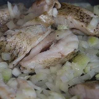 Szczupak w sosie śmietanowo-cebulowym