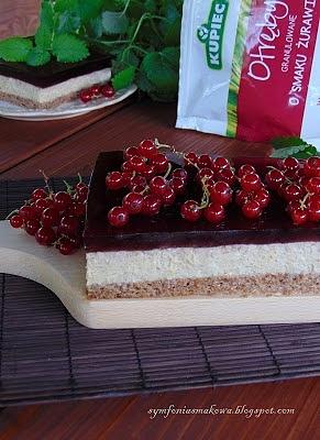 Sernik z bobem i bananami na spodzie z granulowanych otrębów żurawiny