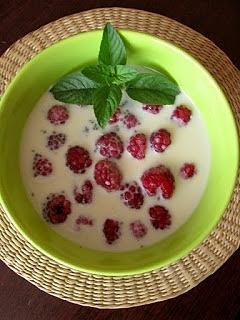 Nocna owsianka z chia i malinami bez nabiału i cukru