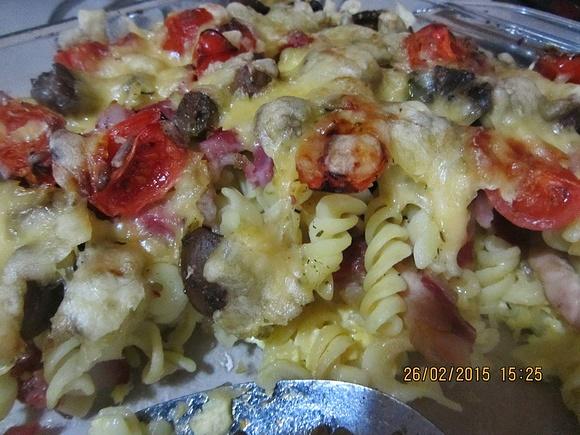 Zapiekanka z kurczakiem, szynką i pieczarkami