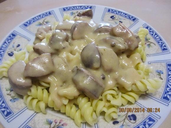Makaron z sosem grzybowym i kiełbasą