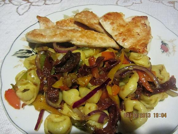 Sałatka z ravioli lub tortellini z suszonymi pomidorami