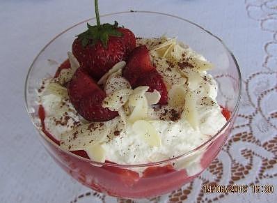 Deser z mascarpone z truskawkami lub malinami