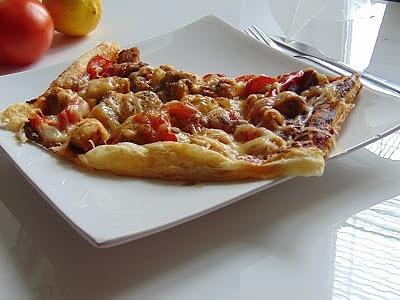 Pizza na cieście francuskim z kurczakiem i warzywami