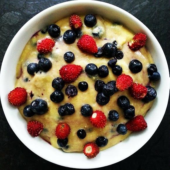 Gotowany serniczek bananowy z jagodami