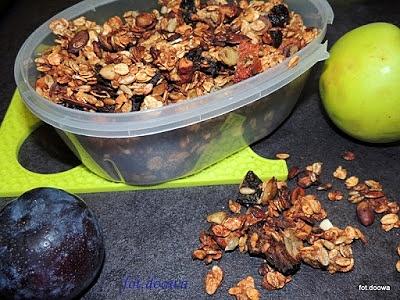 Granola jabłkowo-śliwkowa z cynamonem