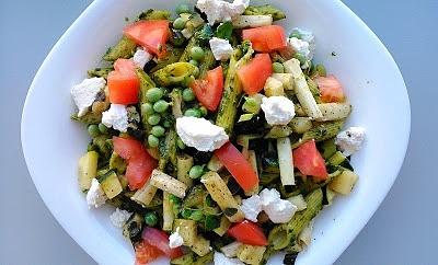 Makaron z rukolowym pesto, groszkiem, szparagami, cukinią i ricottą