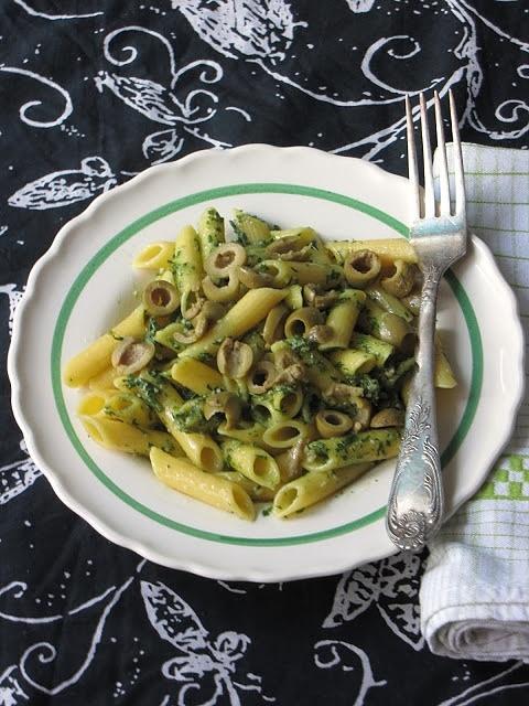 Makaron z pesto z natki marchewki i oliwkami