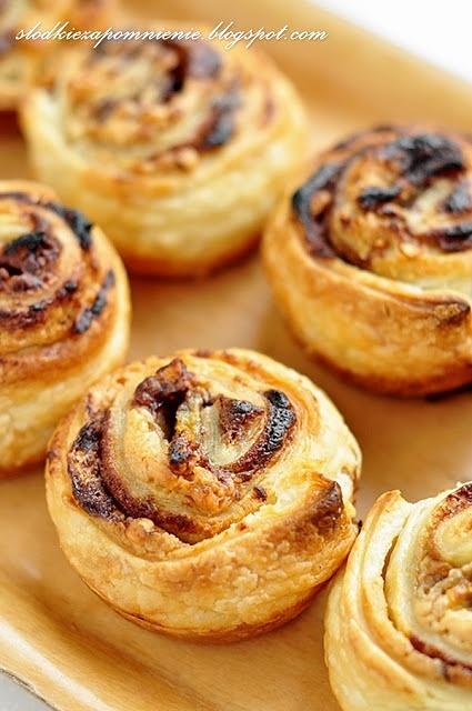 Ciastka z ciasta francuskiego z masłem orzechowym nutellą i bananem