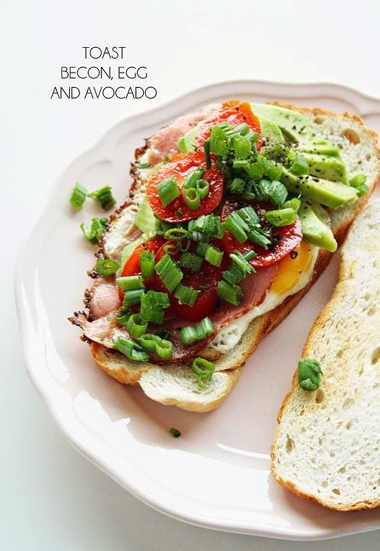 Tost z jajkiem, bekonem i awokado