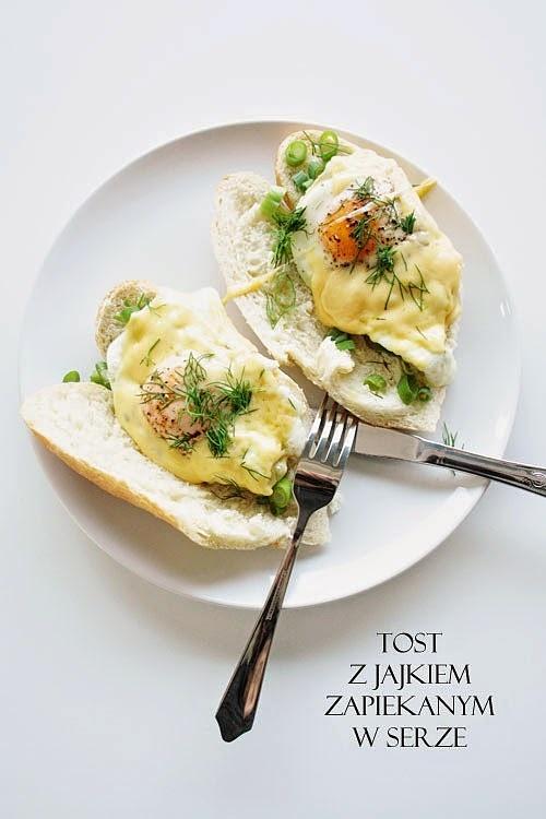 Tost z jajkiem zapiekanym w serze