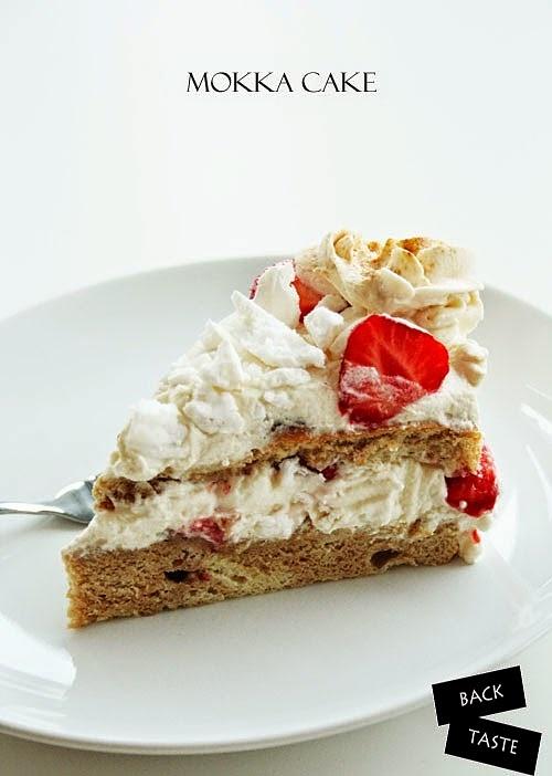 Mokka cake z kawowym kremem, truskawkami i bezą
