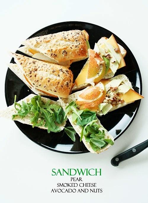 Sandwich z gruszką serem wędzonym i awokado