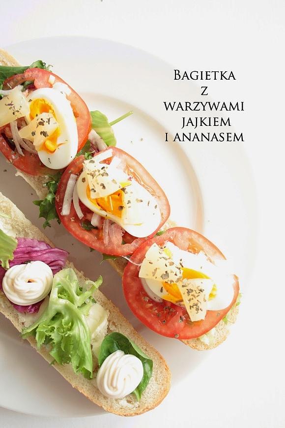 Sandwich z warzywami jajkiem i ananasem