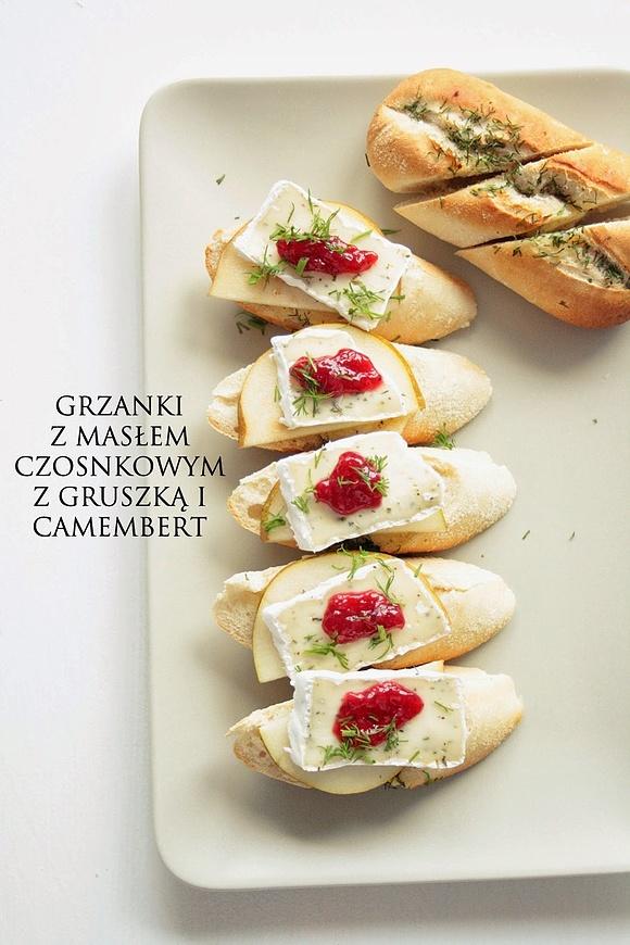 Grzanki z Camembert, gruszką i koperkiem