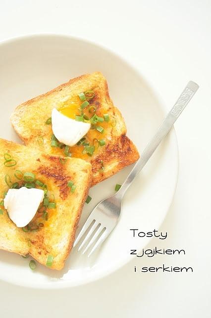 Tosty z jajkiem i serkiem na śniadanie