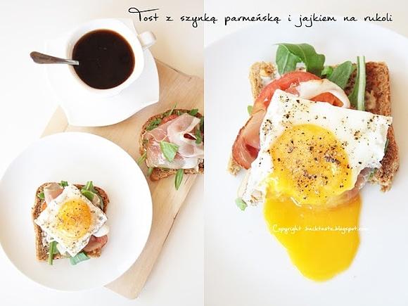 Tost z szynką parmeńską i jajkiem na rukoli