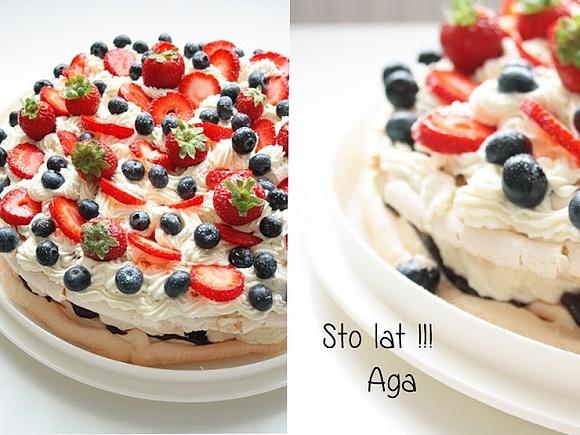 Tort bezowy z kremem kawowym, owocami i chrupiącą czekoladą