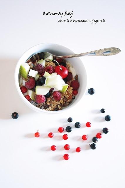 Owocowy raj z jogurtem i muesli ze świeżymi owocami