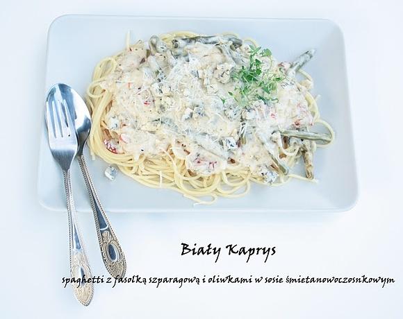 Spaghetti z fasolką i oliwkami w sosie śmietanowym