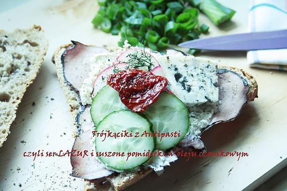 Trójkąciki z antipasti z suszonych pomidorów