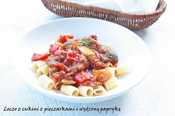 Leczo z cukinii, pieczarek i czerwonej papryki z mięsem