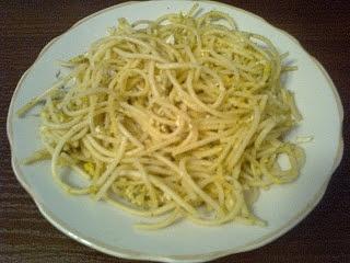 Smażony makaron spaghetti z jajami i ziołami