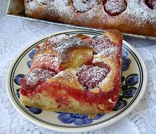 Drożdżowe ciasto z kurkumą i truskawkami