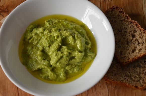 Hummus z bobu z miętą i cytryną
