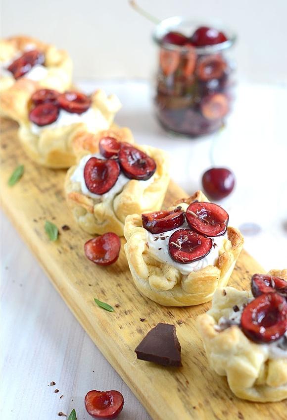 Koszyczki z nadzieniem serowo-czekoladowym i czereśniami