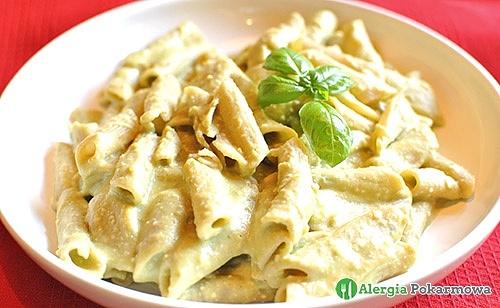 Makaron z sosem z bobu bez glutenu pszenicy mleka jajek soi