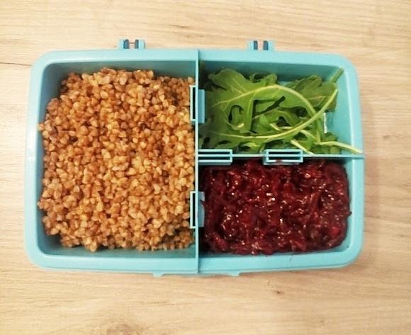 Co na obiad do pracy? Lunch box z kaszą i warzywami