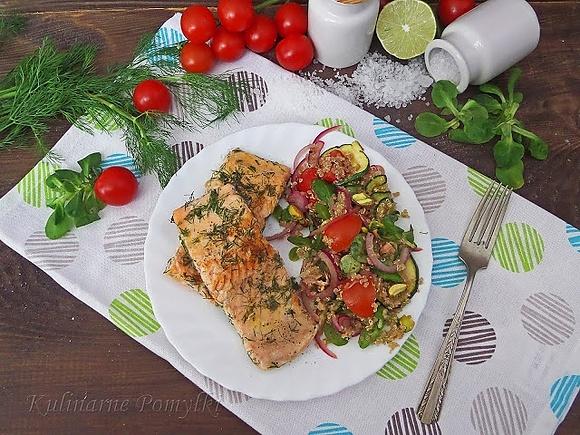 Koperkowy pstrąg z grilla z sałatką z quinoa, roszpunki i pomidorów cherry