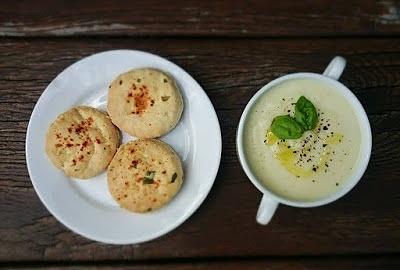 Krem z kalafiora ze scone z ziołami