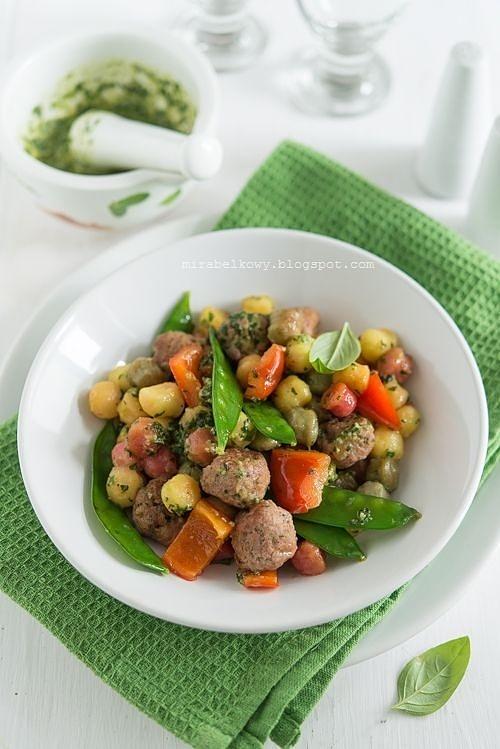Gnocchi z klopsikami groszkiem cukrowym i pesto