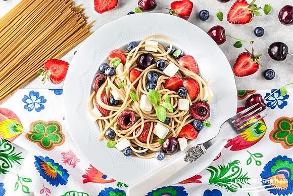 Pełnoziarniste spaghetti z serem i owocami lata