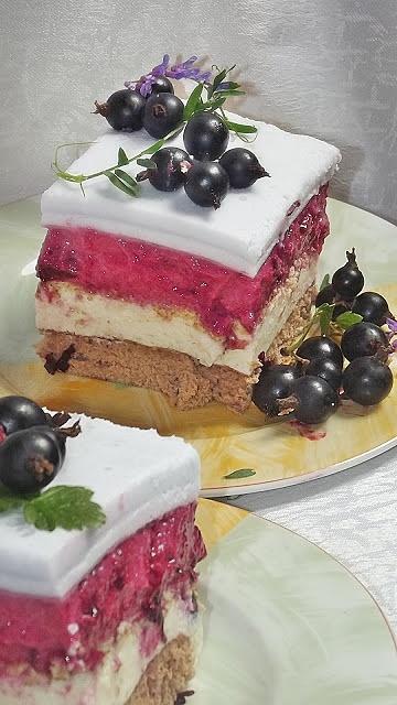 Sernik z czarną porzeczką na biszkopcie