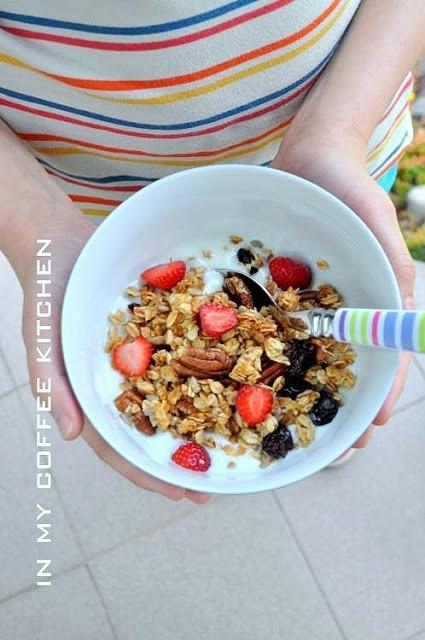 Granola z pekanami i bakaliami na śniadanie