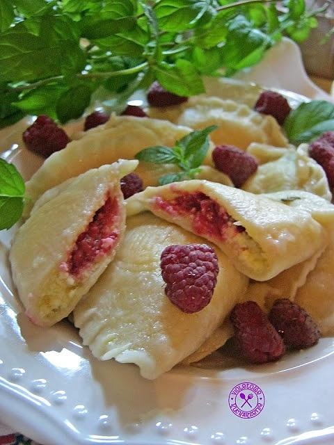 Pierogi z twarogiem kaszą manną i malinami