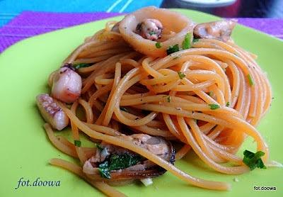 Spaghetti aglio, olio e frutti di mare - makaron z owocami morza