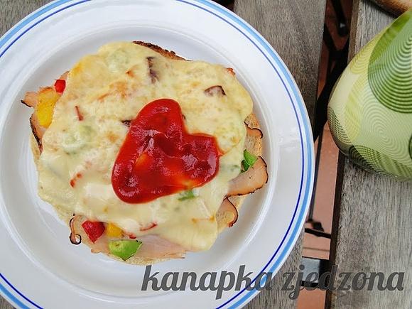 Grzanki z szynką i papryką zapiekane z goudą