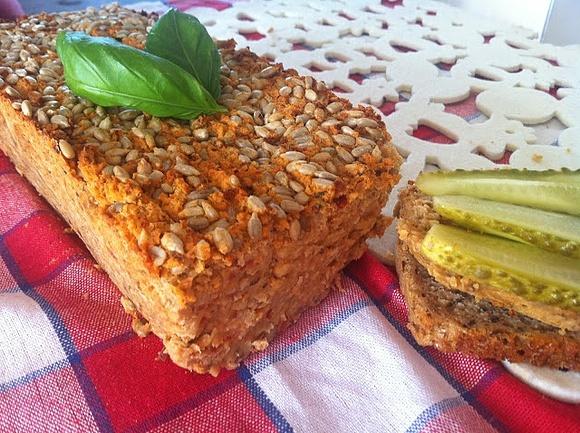 Wegański pasztet z fasoli, pomidorami i grzybami