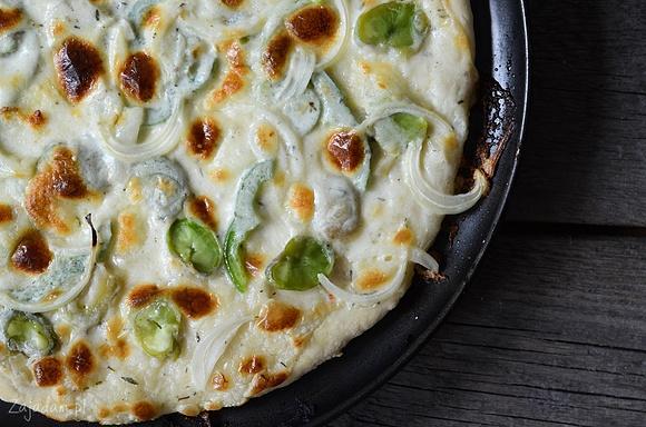 Pizza z bobem i sosem mascarpone