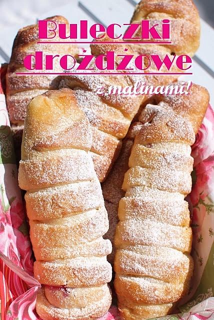 Drożdżówki z malinami i cukrem pudrem
