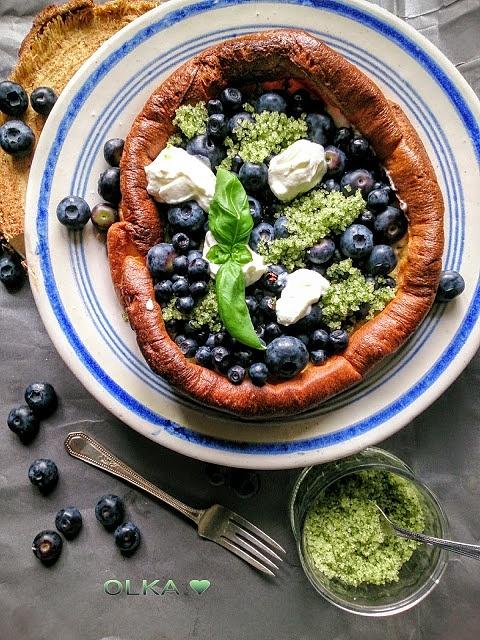 Dutch baby z jagodami i cukrem bazyliowym